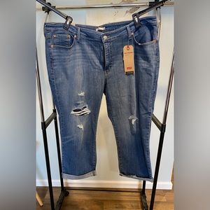 Womans Levi's boyfriend Capri NWT. Size 24.